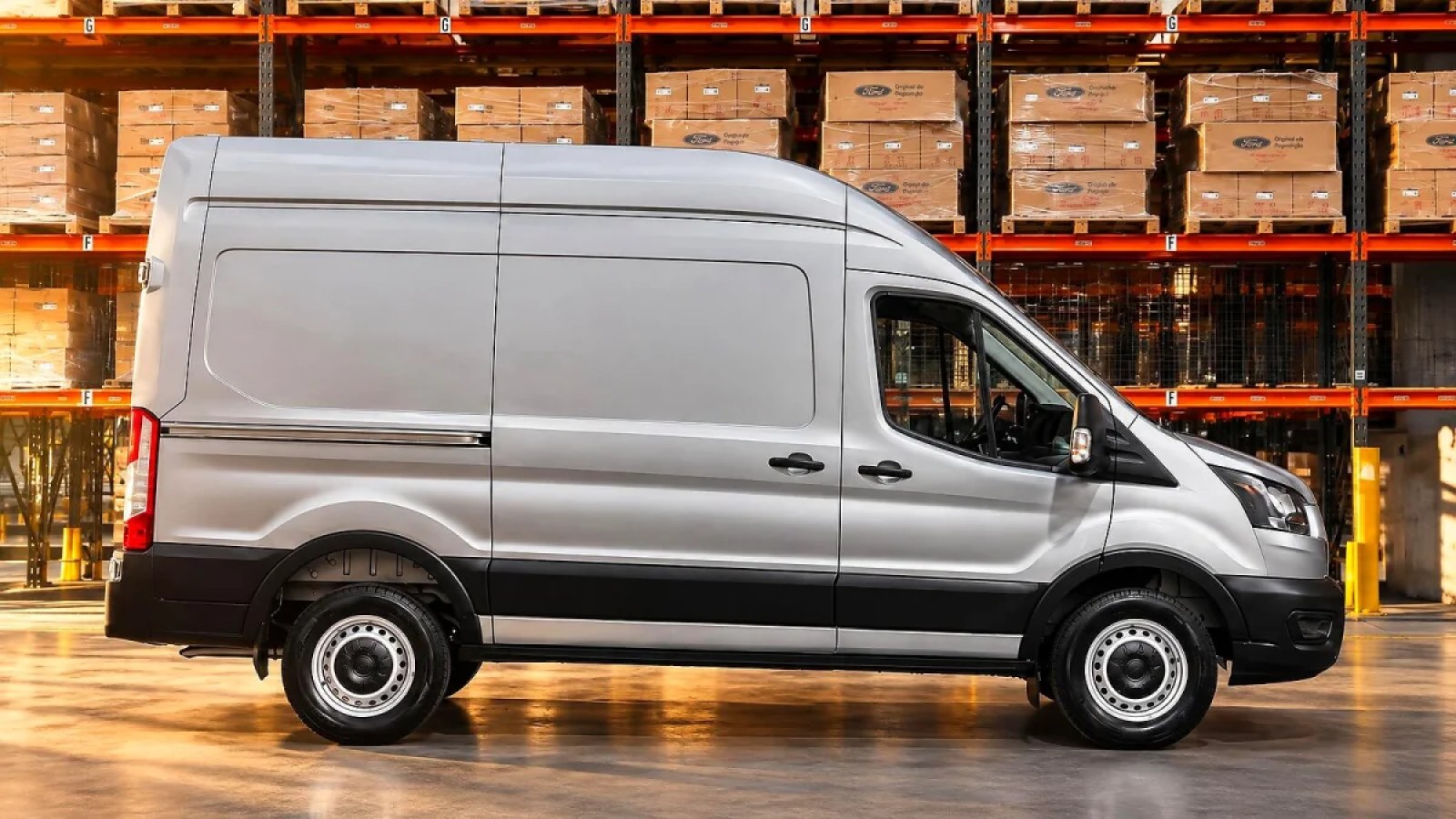 Ford Transit libera duas revisões grátis e poupa R$ 4.590