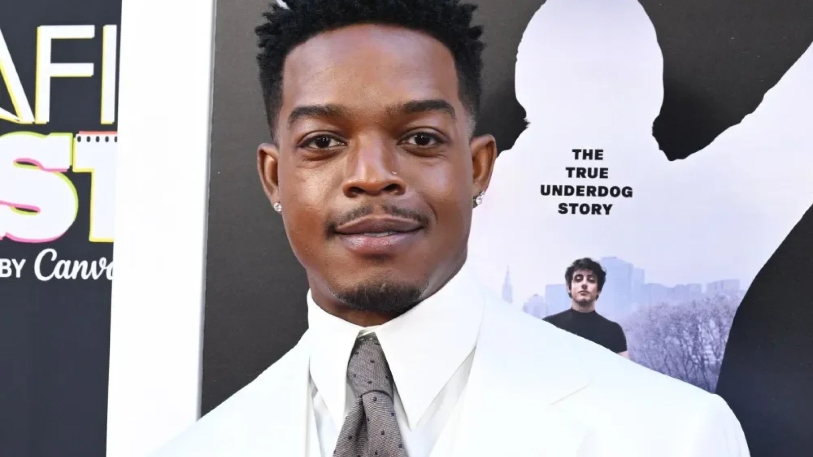 I Play Rocky: Stephan James presta homenagem a Carl Weathers no tapete ...
