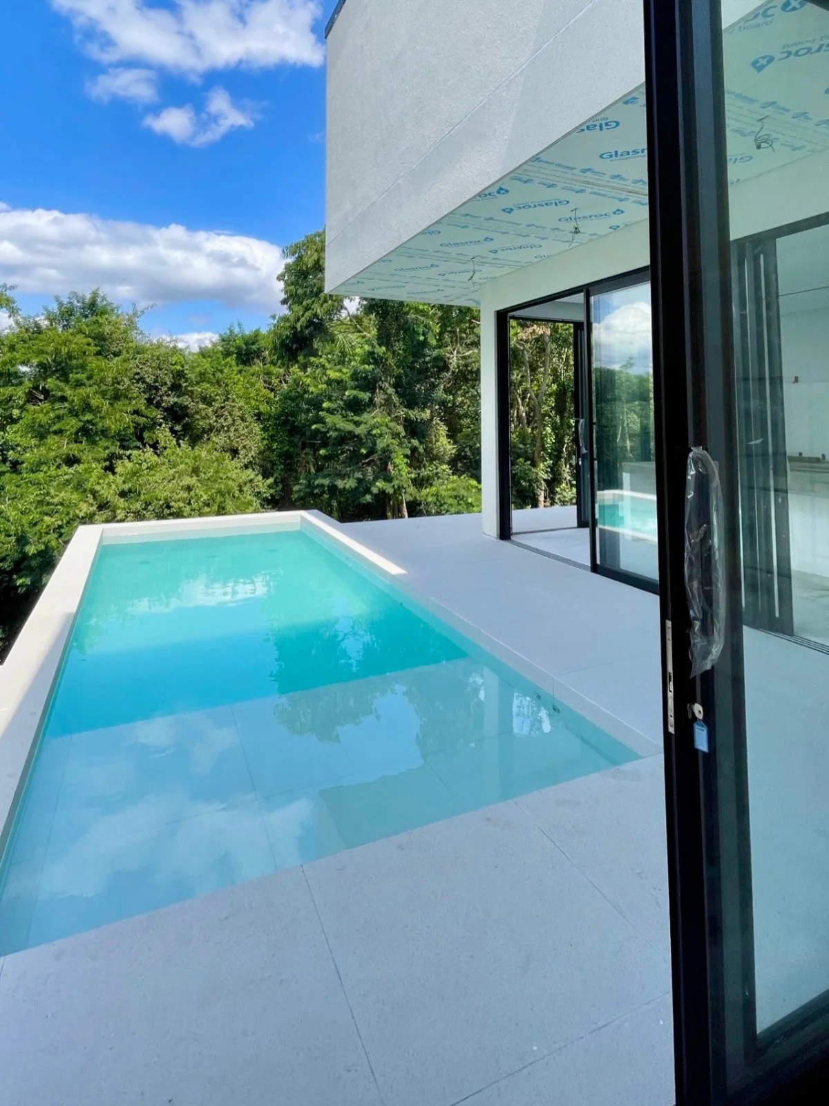 Jonas Sulzbach mostra casa com piscina e banheira de luxo