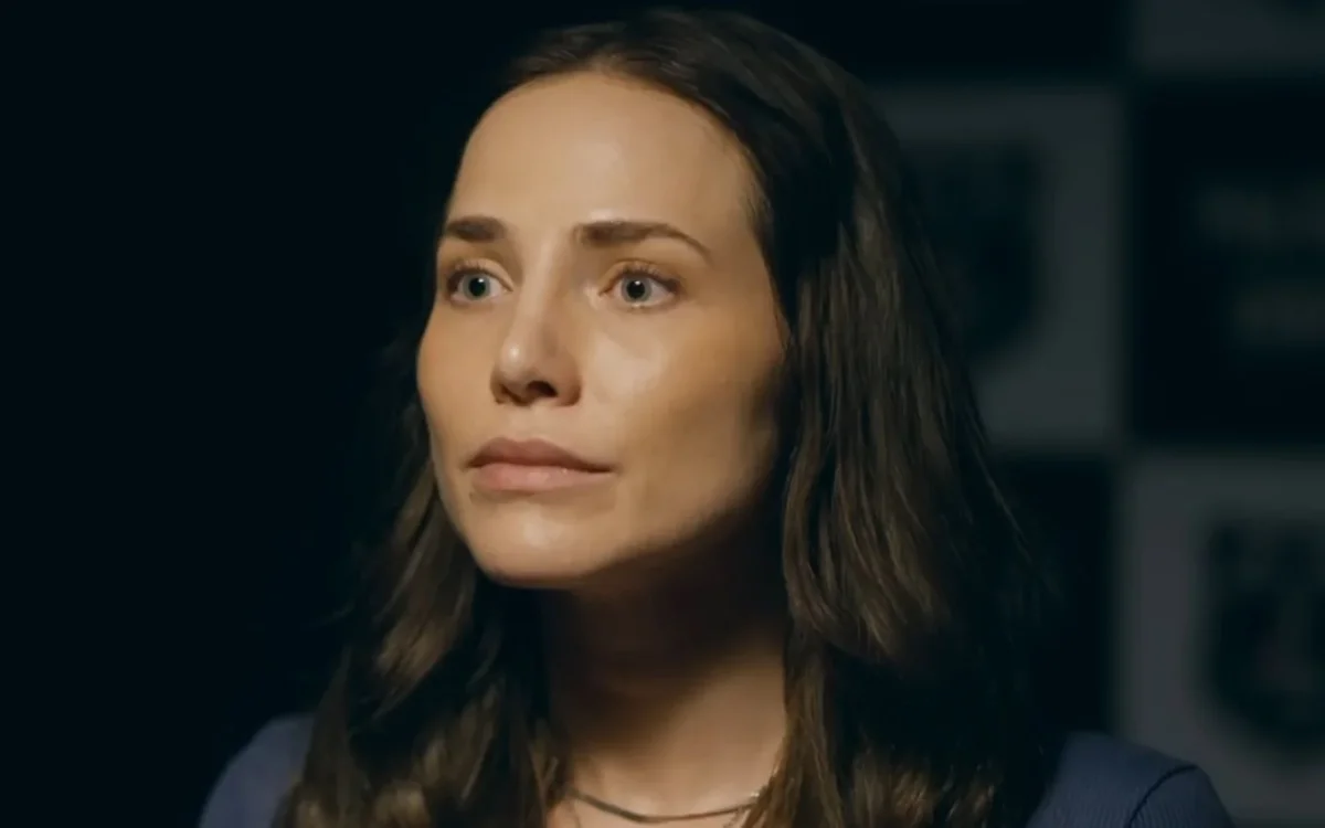 Traição no tribunal: personagem entrega Adriana por dinheiro