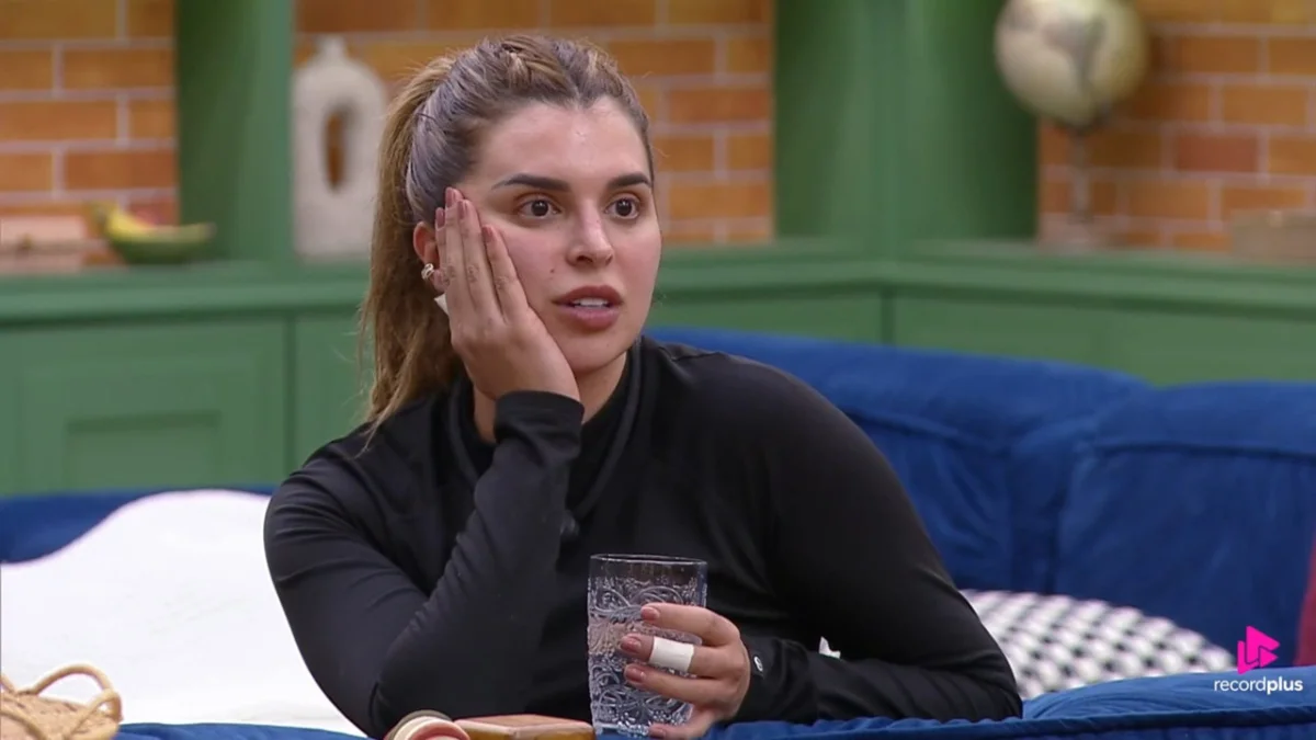 A Fazenda 18: Ariela Carasso expõe Mônica Fonseca