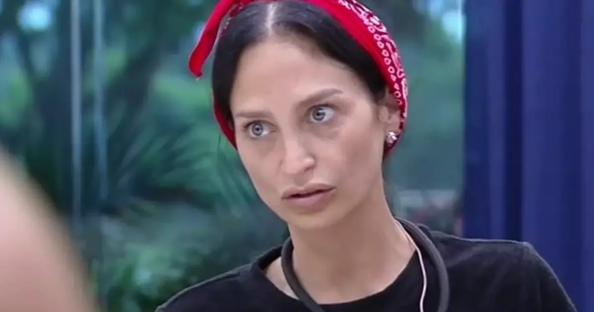 A Fazenda 18: Ariela chama Mônica de 'baixa' por briga sobre café