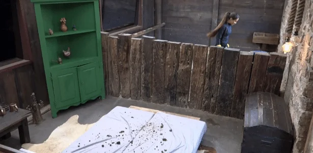 A Fazenda 18: fezes de cavalo na cama provocam confronto na casa