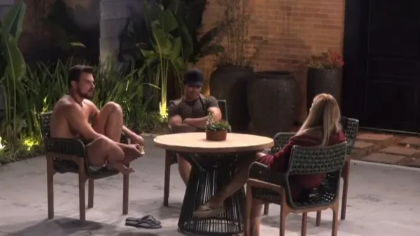 A Fazenda: Alfredo chama Ana Bruna de "vulgar" na frente de Renê