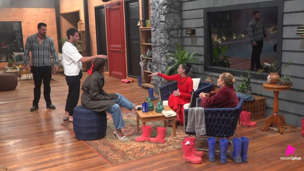 A Fazenda: Ariela confronta Renê após a frase "Acha bonito?"