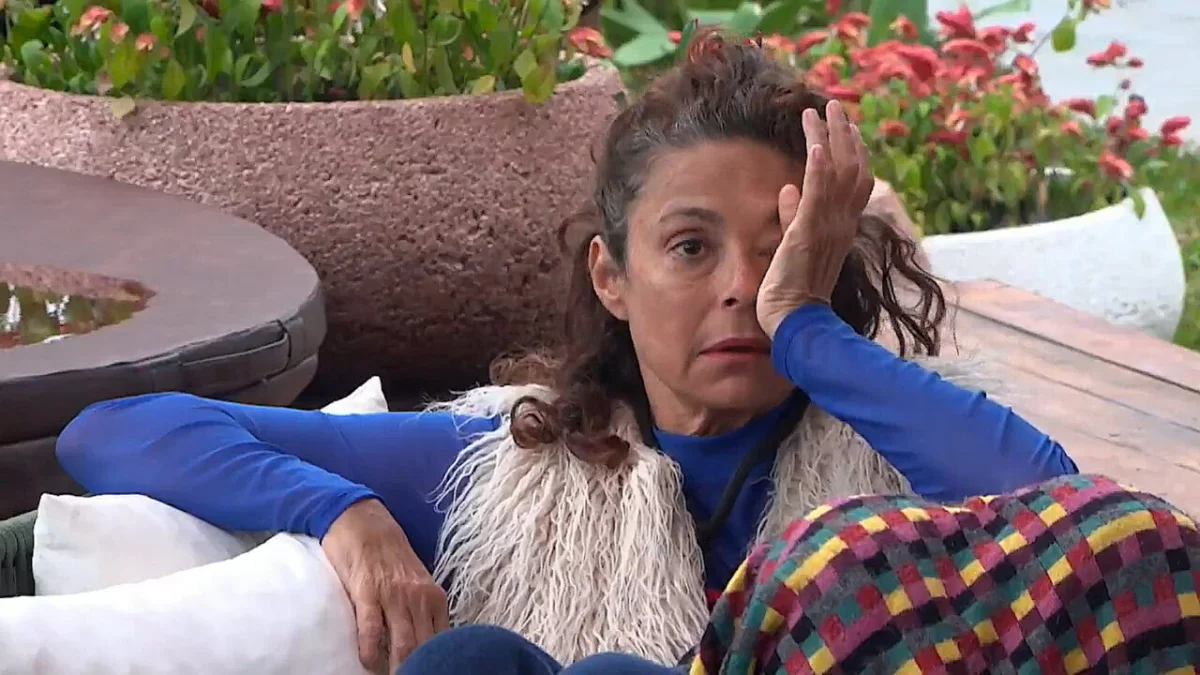 A Fazenda: Giovanna Gold chora e solta "Não vai me comer"