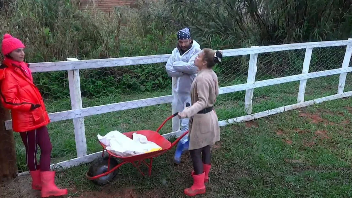 A Fazenda: Maíra Charken chama Adryana Ribeiro de "caçadora"