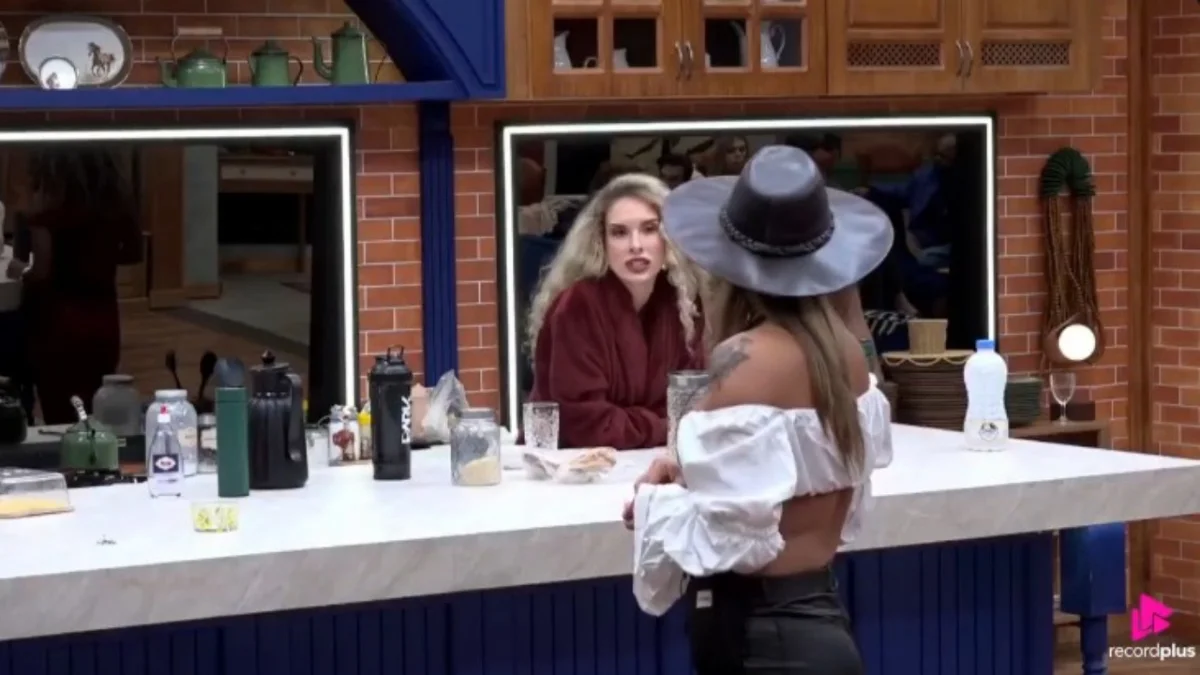 A Fazenda: Stephanie Gomes rebate Franciele Grossi por acusação de arrogância