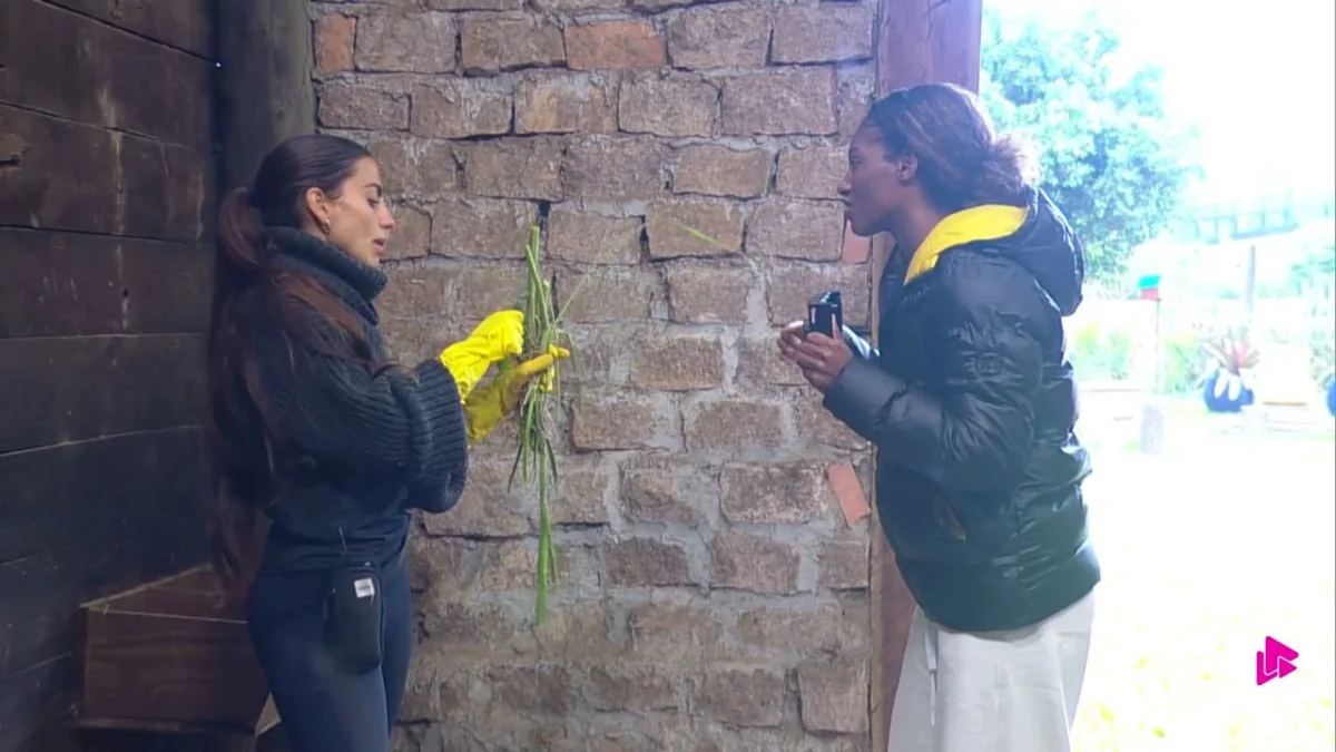 A Fazenda: Tina e Catherine trocam acusações de "jogo sujo"