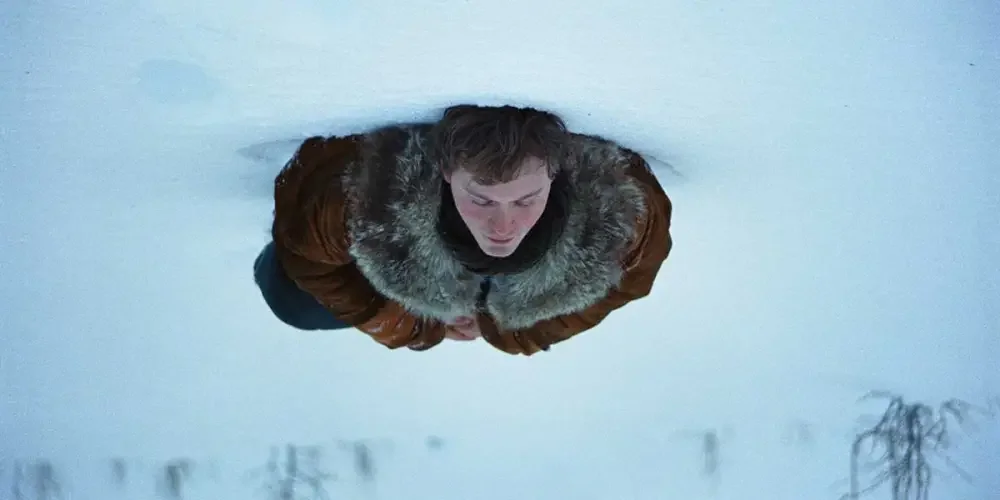 A Long Winter: Mikey descobre atração por um policial nas montanhas