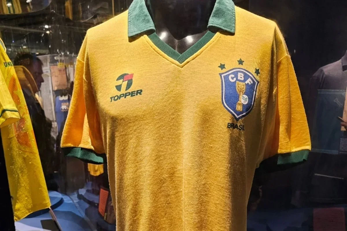 Acervo de 700 camisas da Seleção impulsiona moda retrô