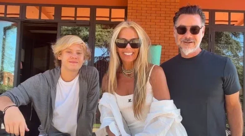 Adriane Galisteu emociona ao despedir o filho de 15 anos para a Suíça