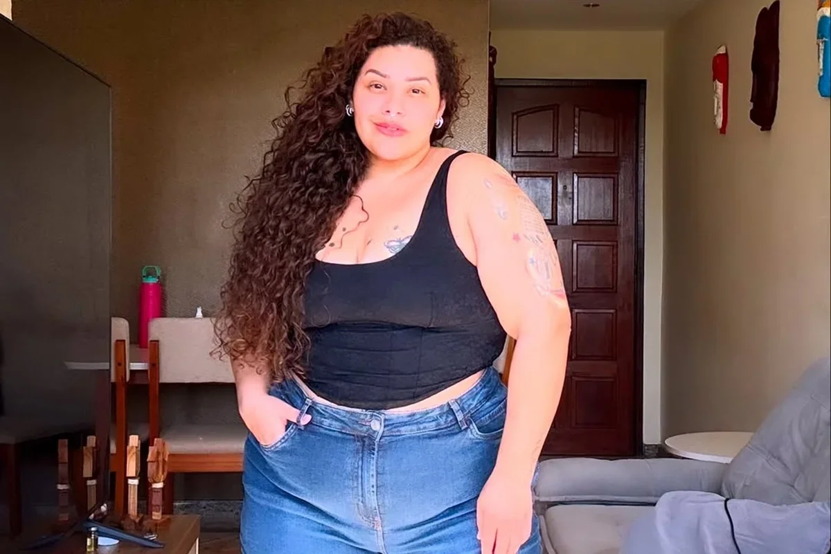 Aila Menezes mostra cicatriz após perder 90 kg e detalha recuperação