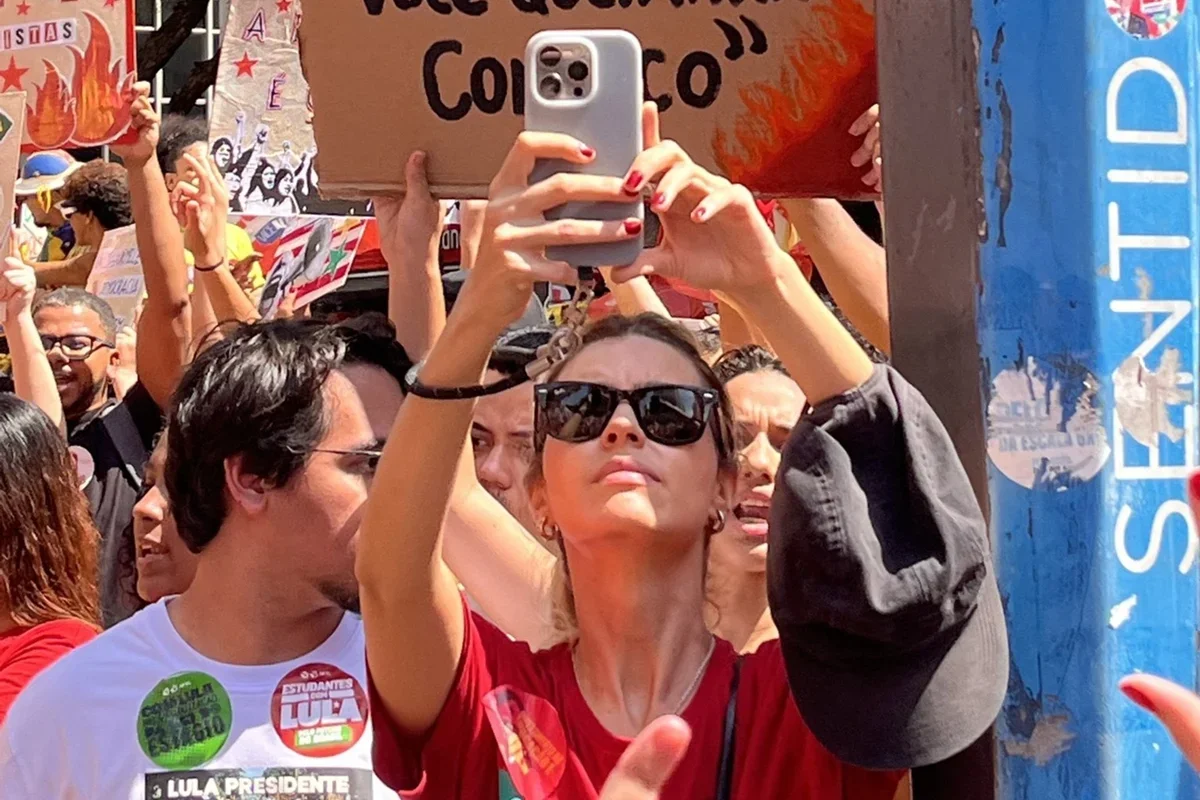 Alanis Guillen: fãs apontam celular dela entre 12 recuperados pela PM