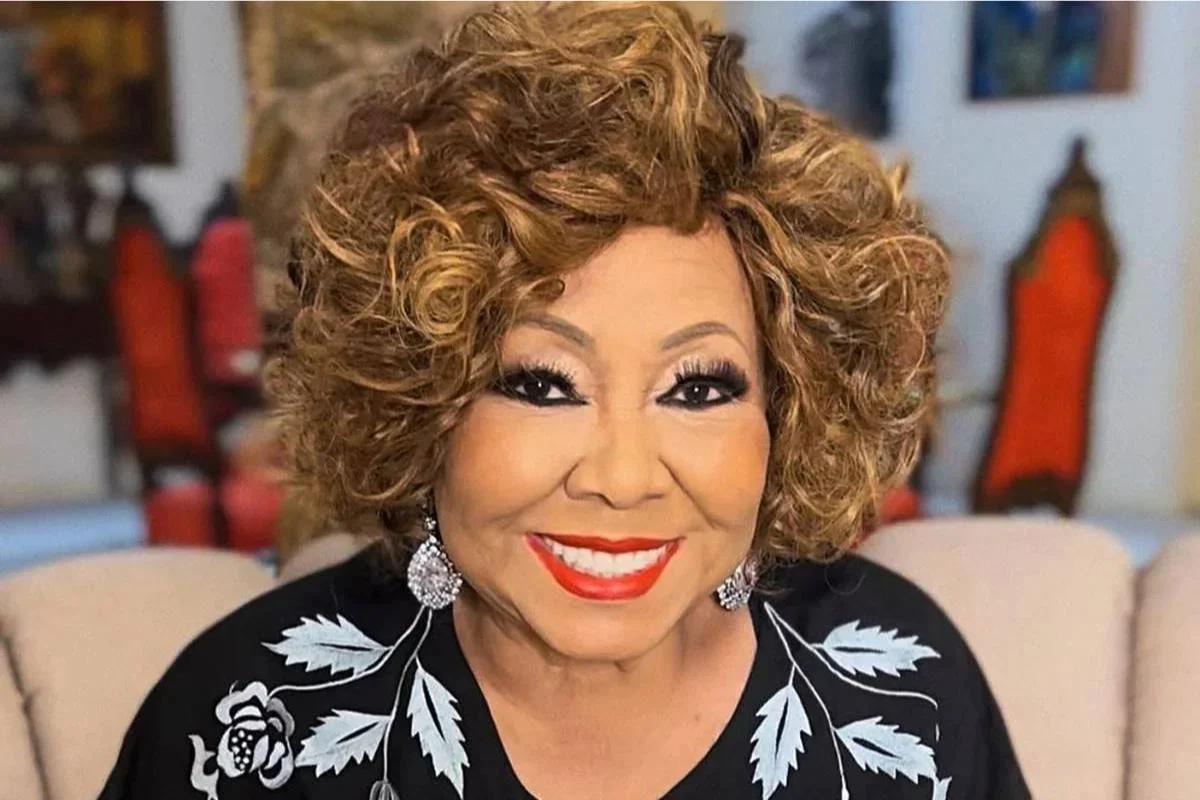 Alcione dá risada após queda e garante que segue firme