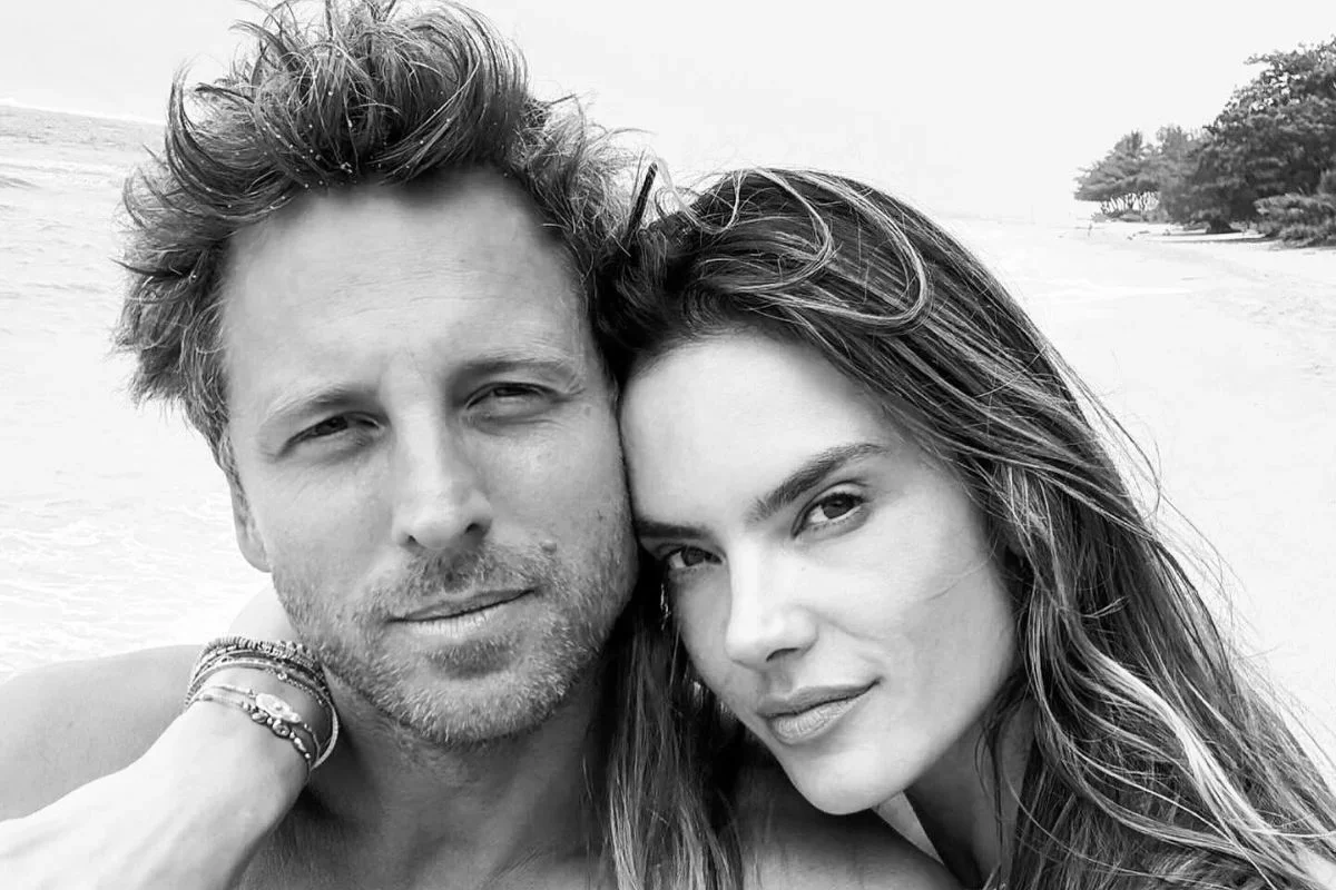 Alessandra Ambrosio anuncia noivado com Buck Palmer na praia