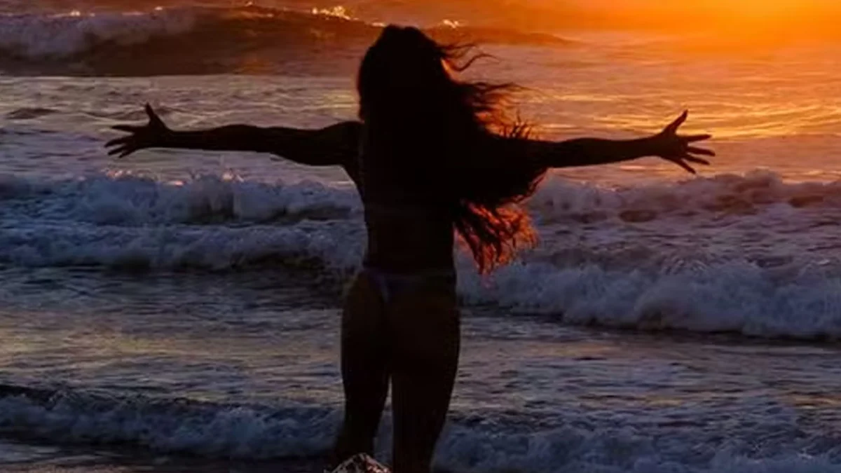 Aline Campos exibe boa forma em biquíni bicolor na praia de Algodões