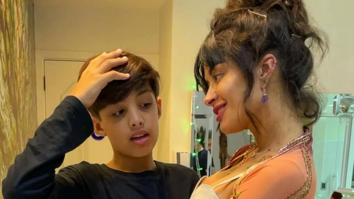 Aline Campos faz arraiá em família por 16º aniversário
