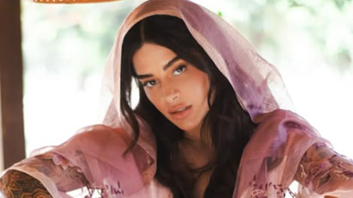 Aline Campos mostra pintura e invoca 'Chama Violeta'