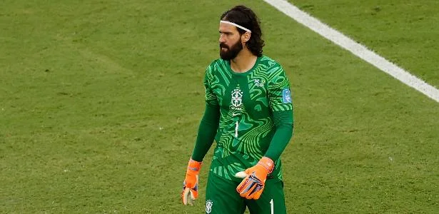 Alisson reage à eliminação que virou pior campanha em 92 anos