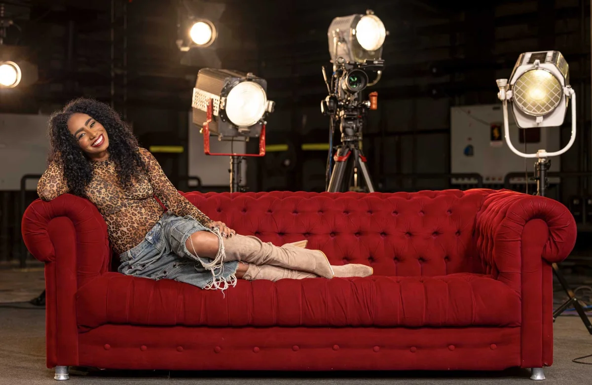 Alline Azevedo leva a experiência com Anitta ao Estrelas da Casa