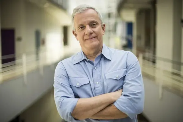 Álvaro Pereira Jr. chama Gil do Vigor de "falso acadêmico"