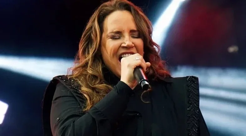 Ana Carolina interrompe show e repreende equipe de som
