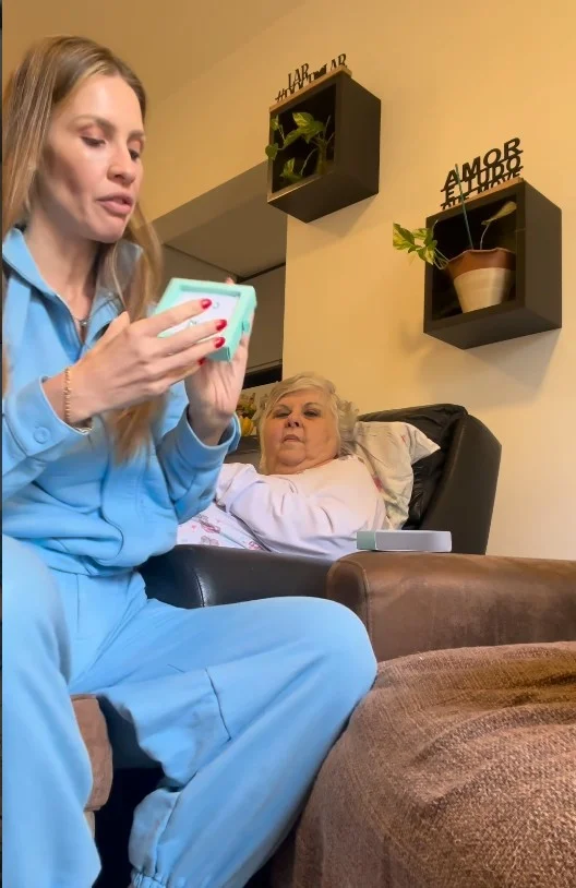 Ana Carolina Madeira emociona Vovó Naná com colar surpresa