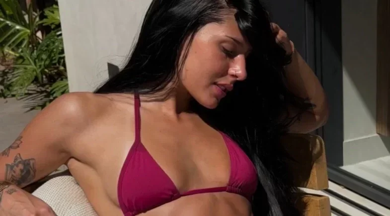 Ana Castela exibe tatuagem nas costelas em fotos de biquíni