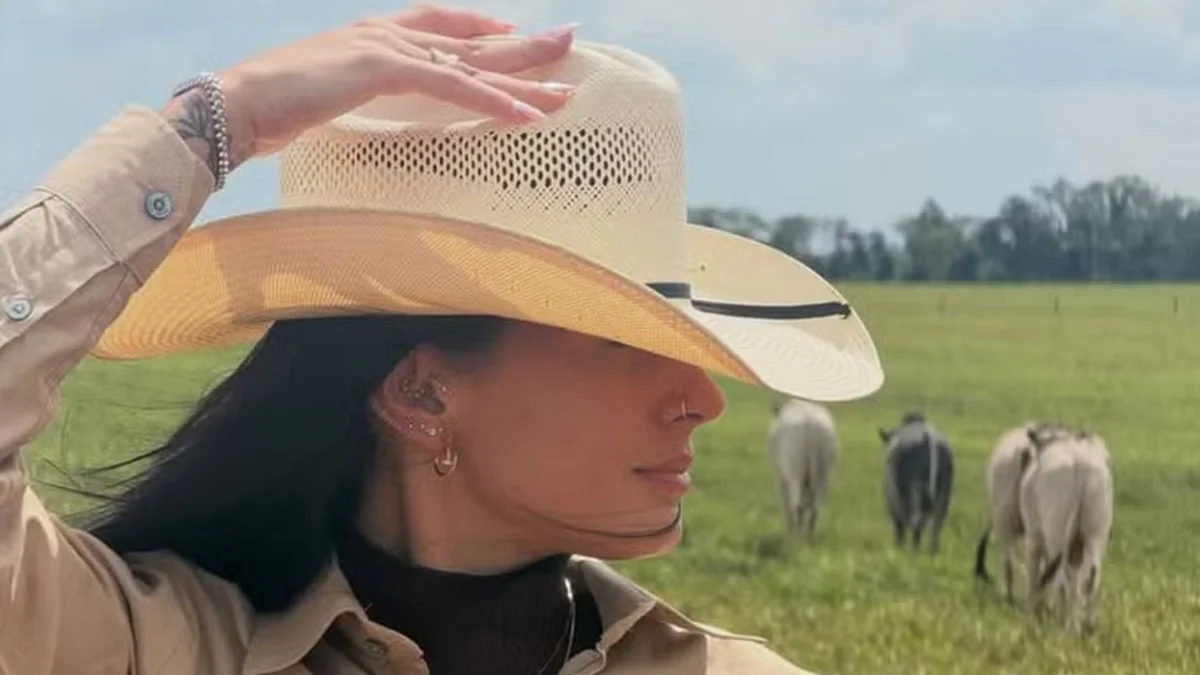 Ana Castela visita fazenda comprada com o pai e posa 'Boiadeira'