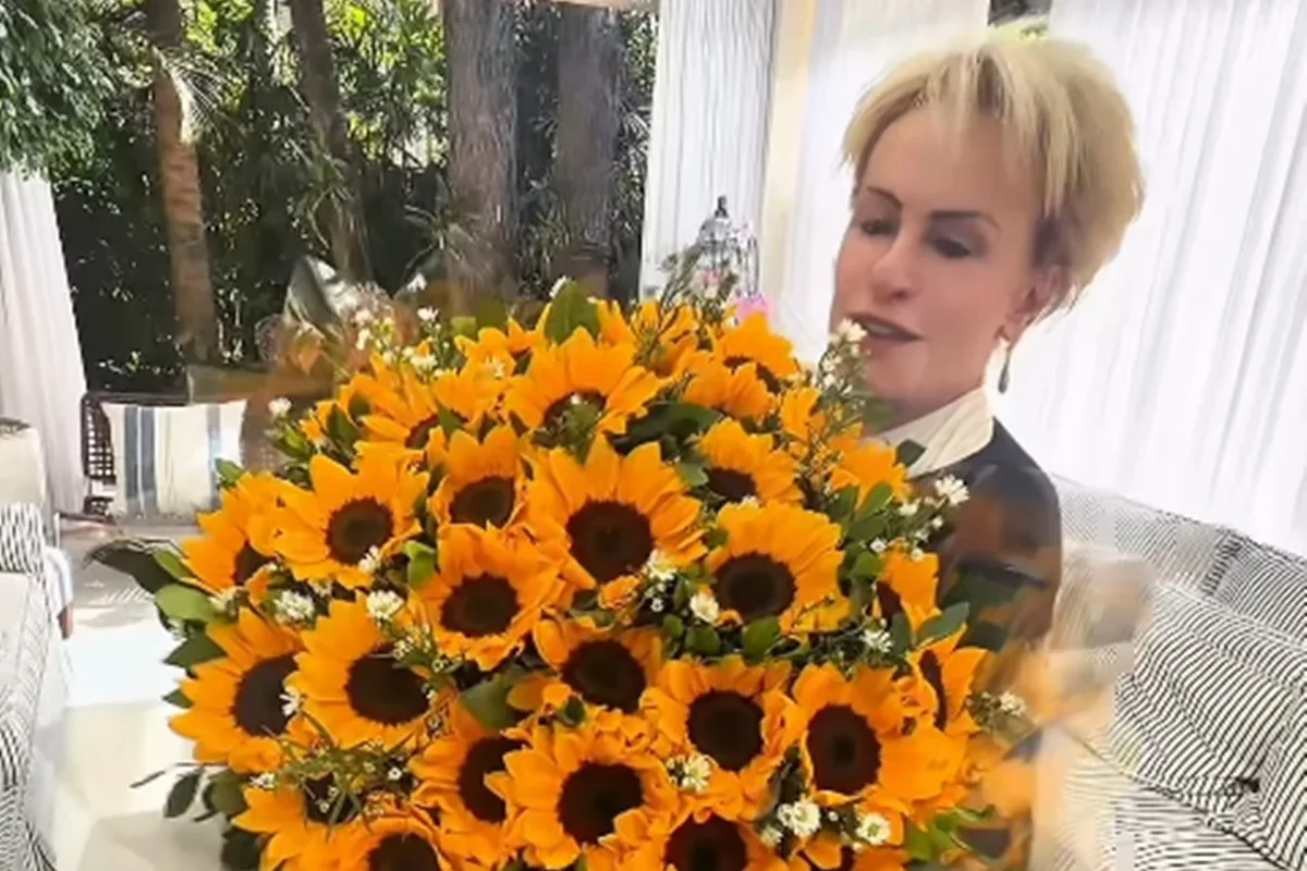 Ana Maria Braga recebe flores do marido após alta hospitalar