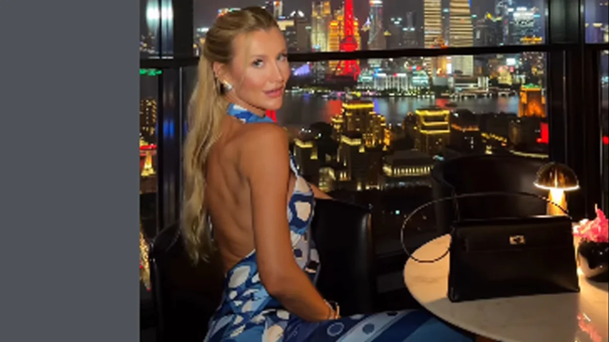 Ana Paula Siebert posa no skyline de Xangai e impressiona