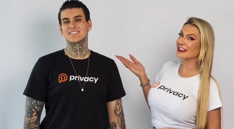 Andressa Urach admite arrependimento por expor o filho