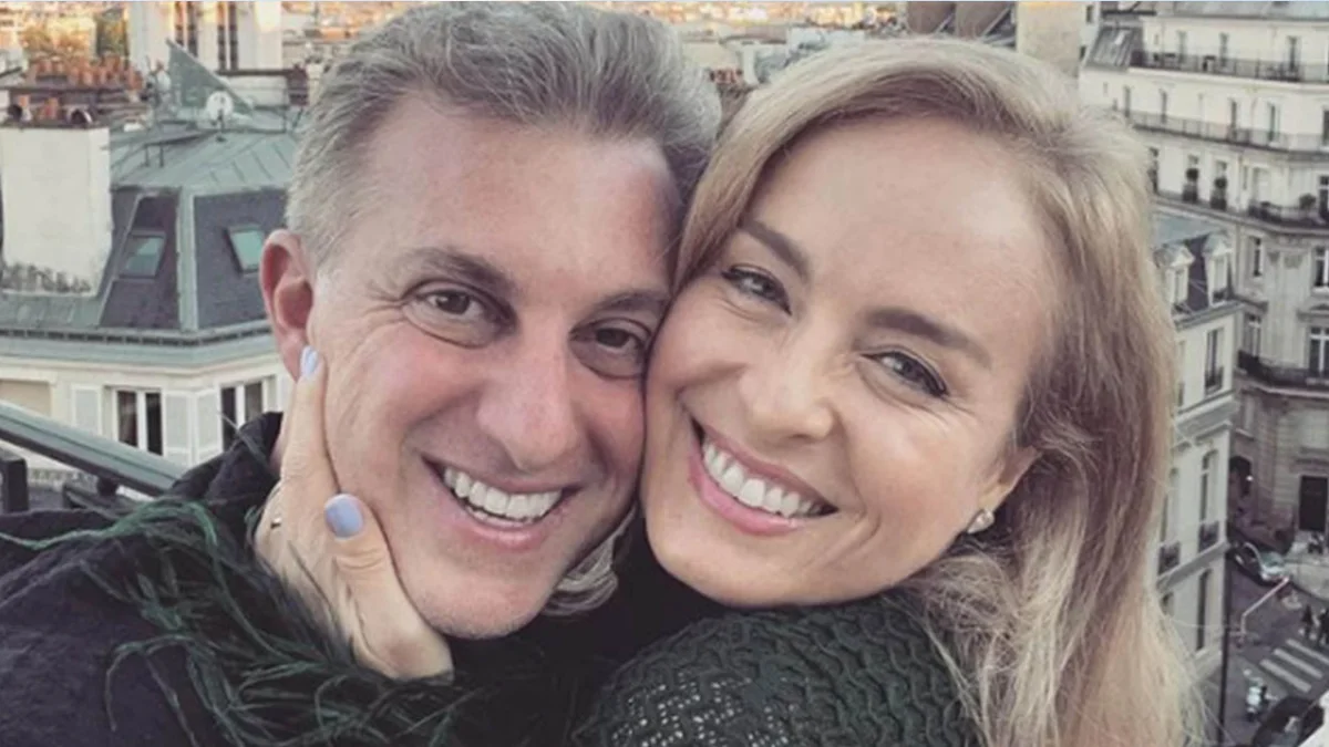 Angélica e Luciano Huck exibem travessia pelo Canal de Corinto em passeio de iate