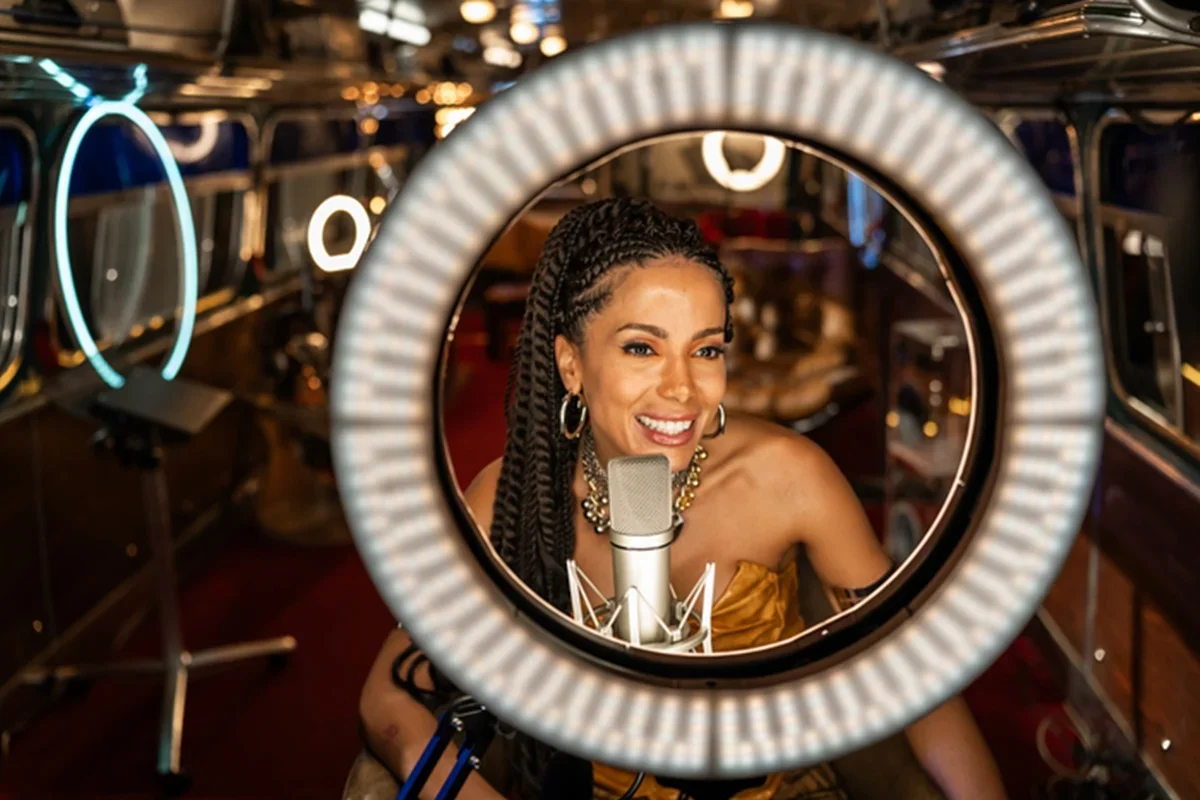 Anitta chega 'virada' ao set de Corrida dos Bichos