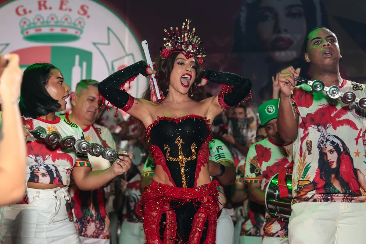 Anitta: coroada rainha da Grande Rio, chora com família e fãs