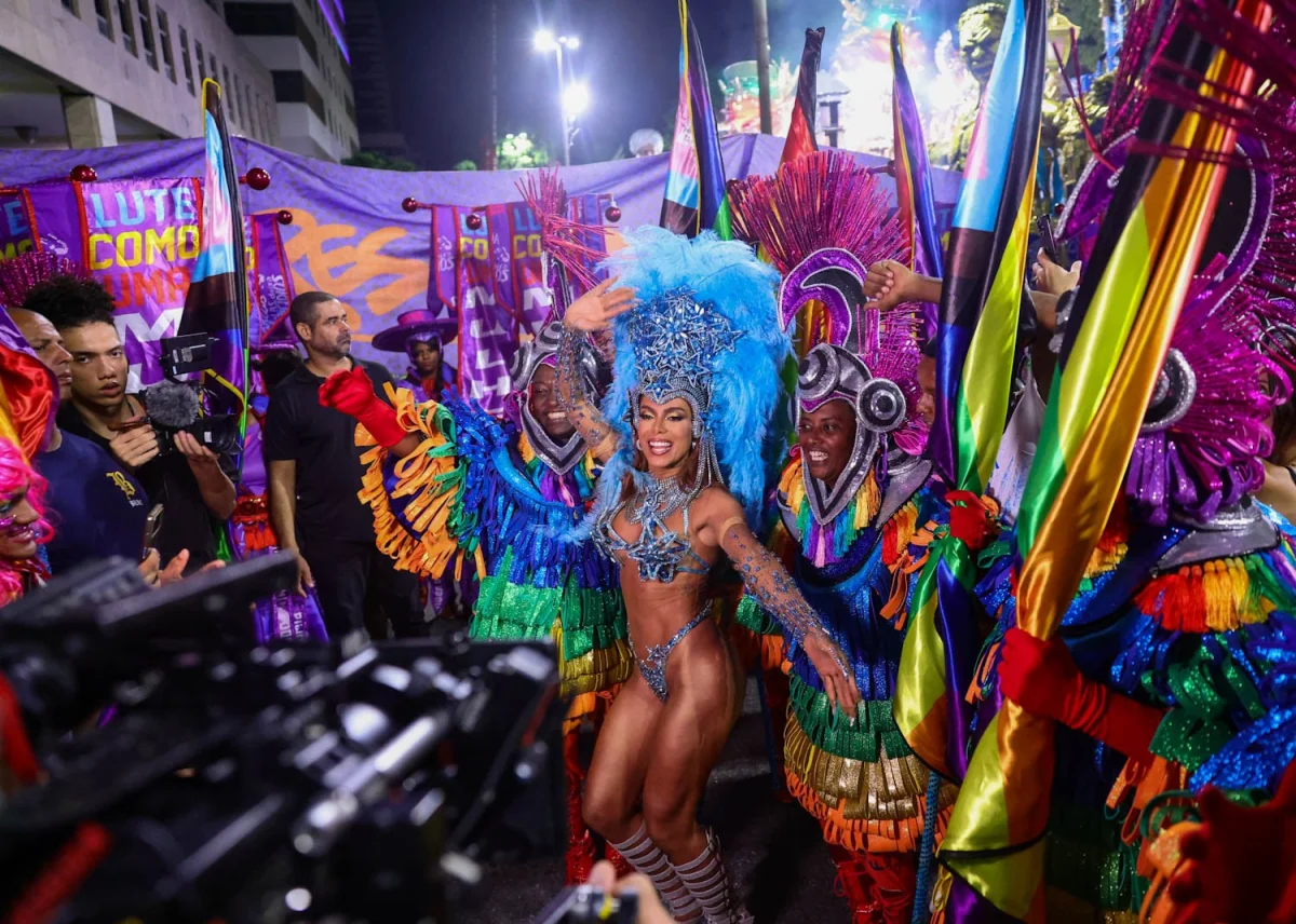 Anitta coroada Rainha de Bateria da Grande Rio