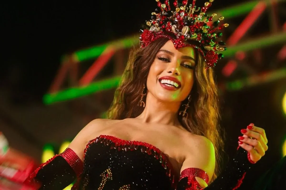 Anitta é coroada rainha de bateria da Grande Rio e se emociona
