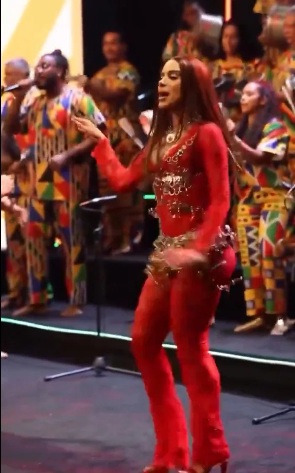 Anitta grava samba‑enredo da Grande Rio e mostra empenho