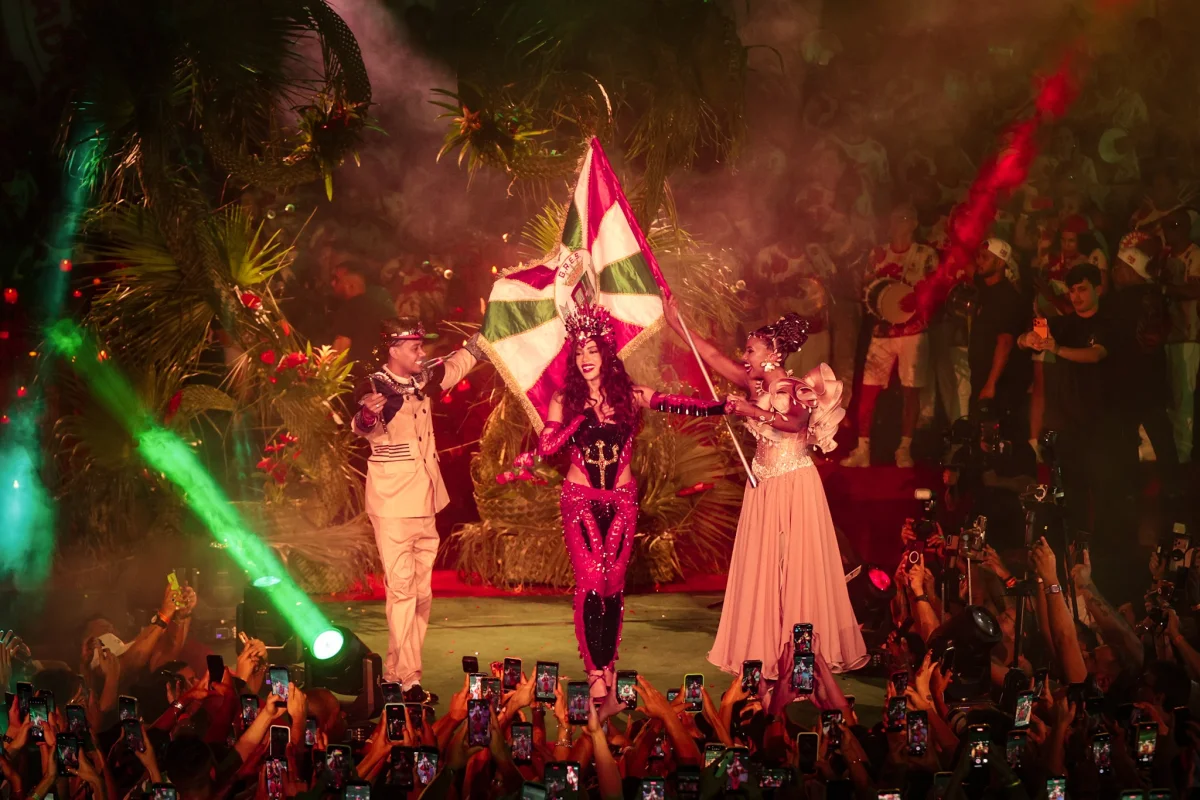Anitta treinou samba com rainhas antes da coroação na Grande Rio