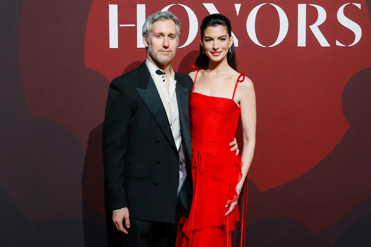 Anne Hathaway anuncia terceira gravidez e mantém sigilo