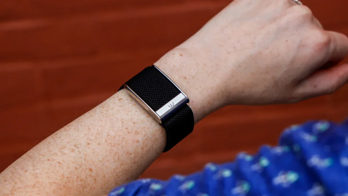 Apple desenvolve pulseira sem tela para rivalizar com Whoop