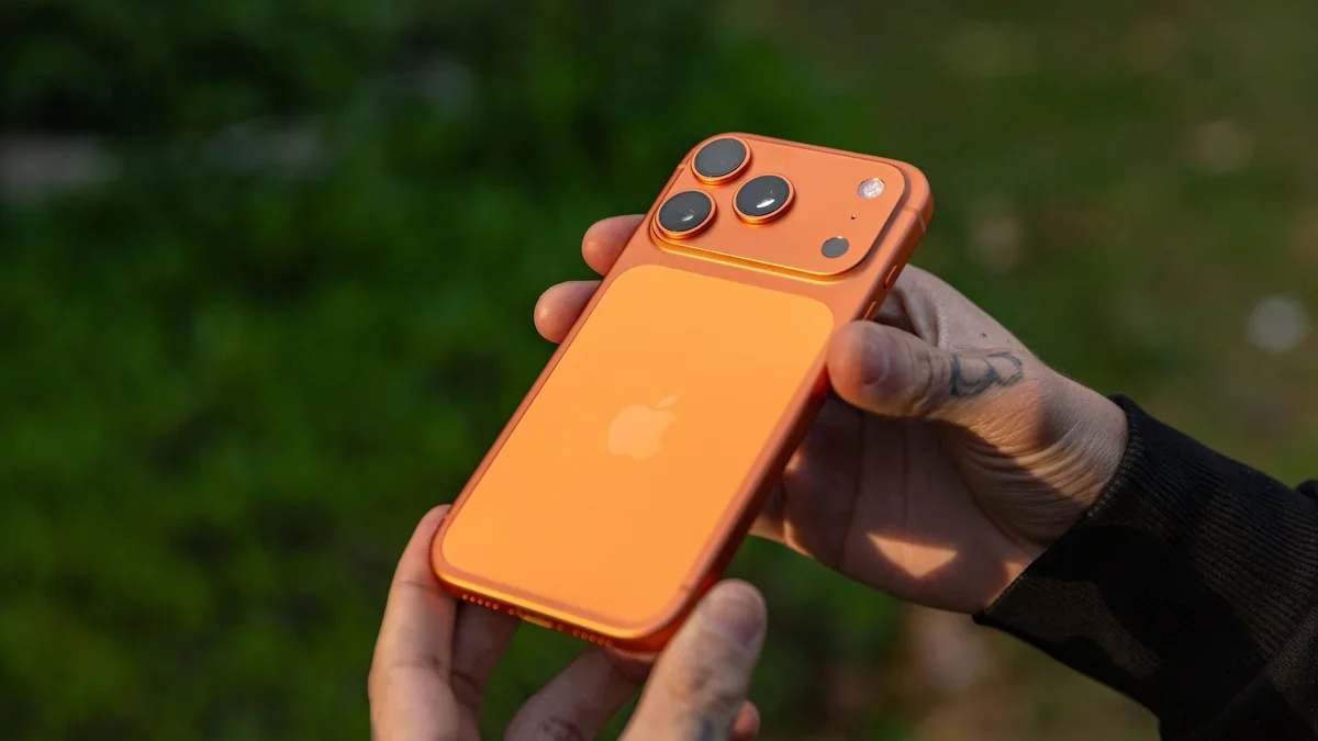 Apple revela iPhone Ultra dobrável com tela interna de até 7,8 polegadas