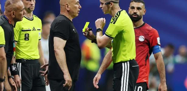 Arbitragem vira protagonista e inflama polêmicas na reta final da Copa
