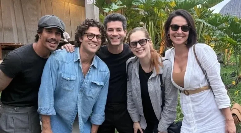 Arthur Aguiar e elenco de Rebelde Brasil homenageiam Lua Blanco