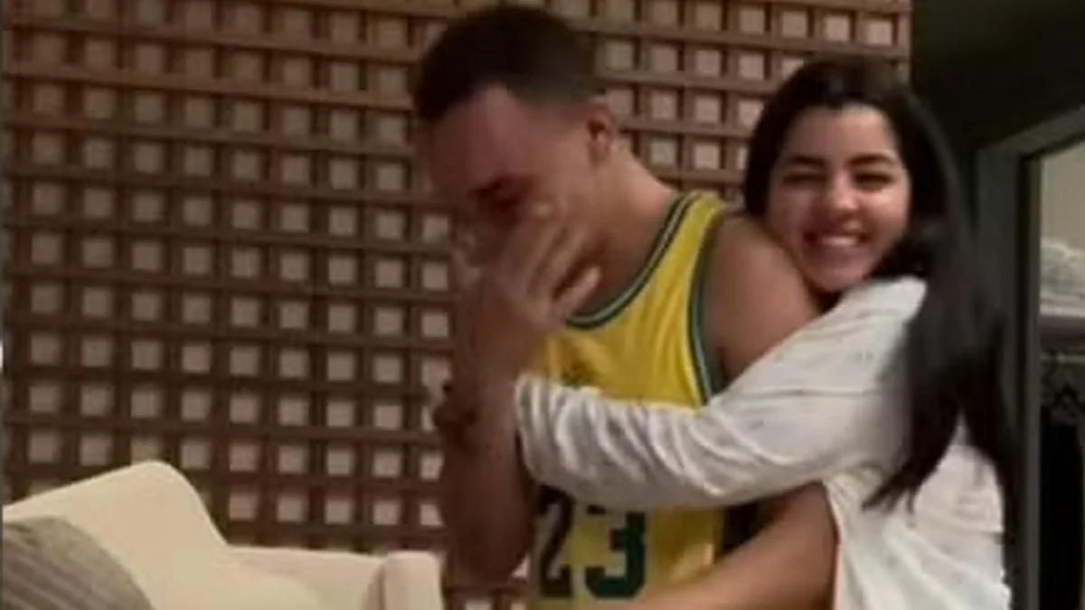 Ary Mirelle presenteia João Gomes com microfone dos sonhos