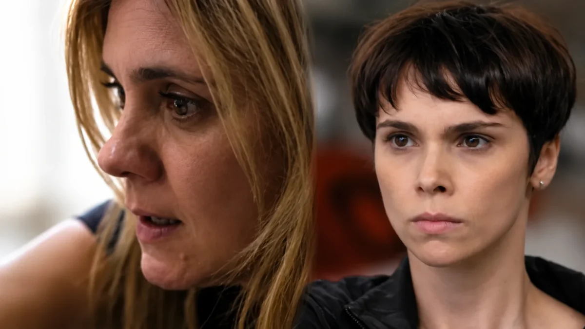 Avenida Brasil: Carminha visita Nina após segredo sobre Max