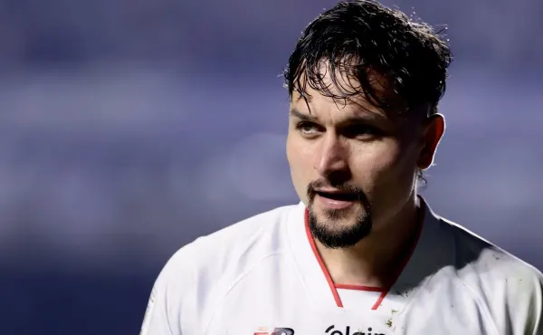 Artur marca e quer ficar no São Paulo; Botafogo em alerta
