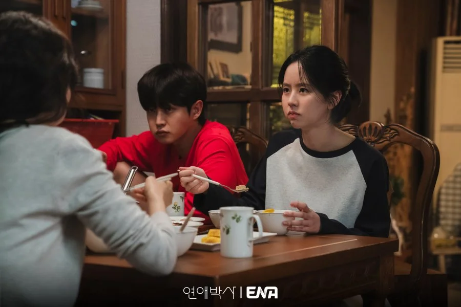 Between Steps: Kim So Hyun mostra química calorosa com a família da trama