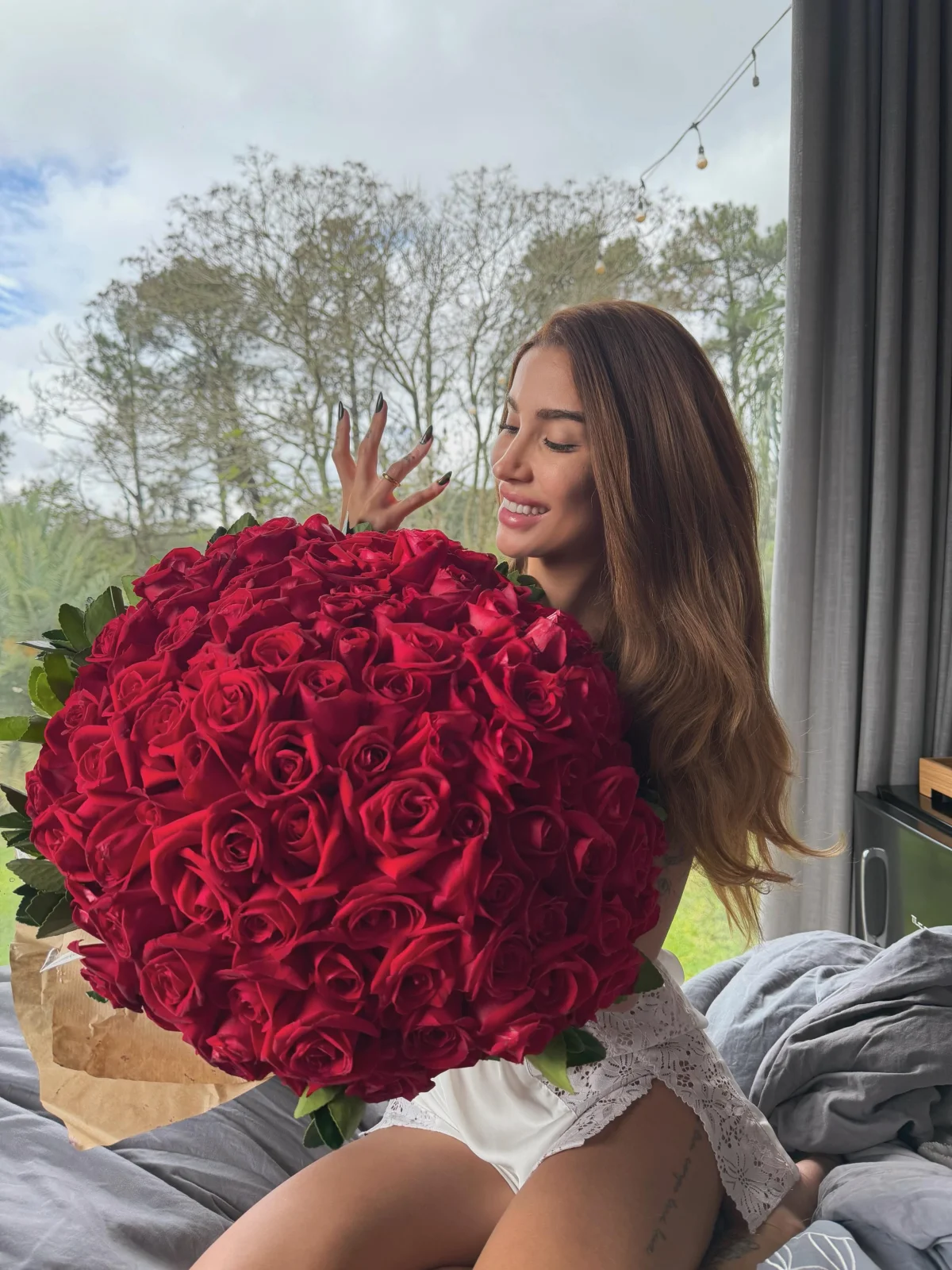 Bianca Andrade mostra anel com buquê e escreve "Eu disse sim"